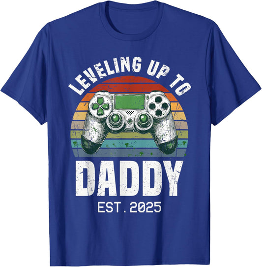 Funny New Dad Leveling Up To Daddy Est 2025 Expecting Parent T-Shirt - T-Shirt | Royal