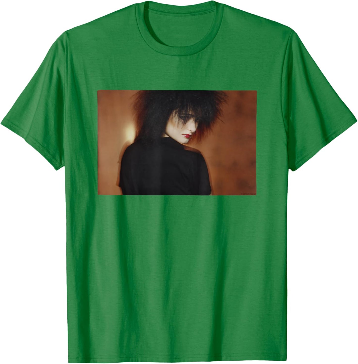 Siouxsie Sioux Of The Banshees Portrait By Simon Fowler T-Shirt - T-Shirt | Irish Green