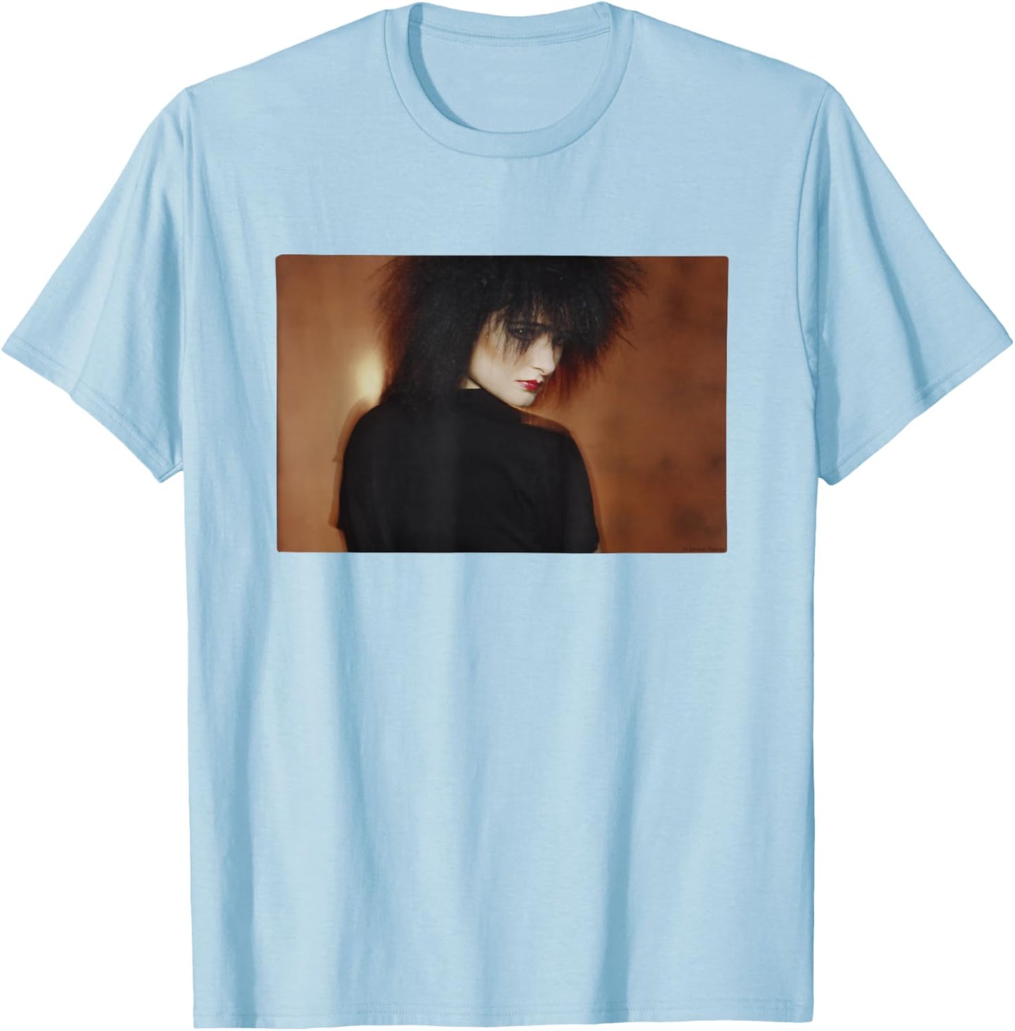 Siouxsie Sioux Of The Banshees Portrait By Simon Fowler T-Shirt - T-Shirt | Light Blue