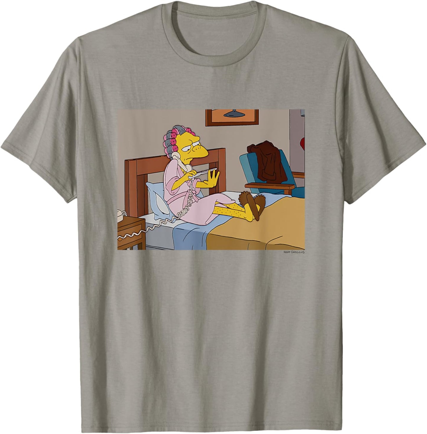 The Simpsons Moe Gossiping Phone Call Big Chest Poster T-Shirt - T-Shirt | Sand