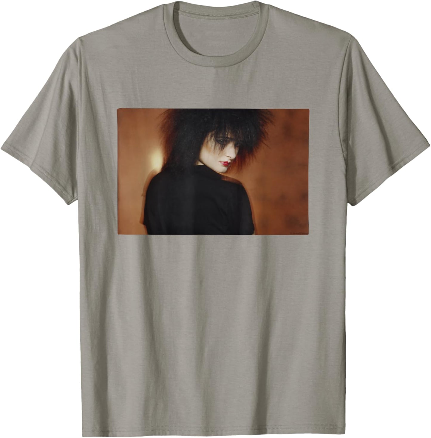 Siouxsie Sioux Of The Banshees Portrait By Simon Fowler T-Shirt - T-Shirt | Sand