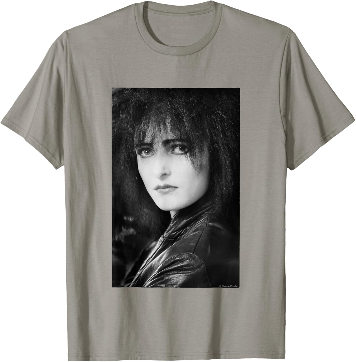 Siouxsie Sioux Singer of The Banshees by Simon Fowler T-Shirt - T-Shirt | Sand